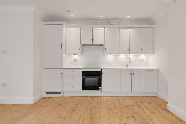 Flat Flat 5a, 97, Frognal, London photo 2