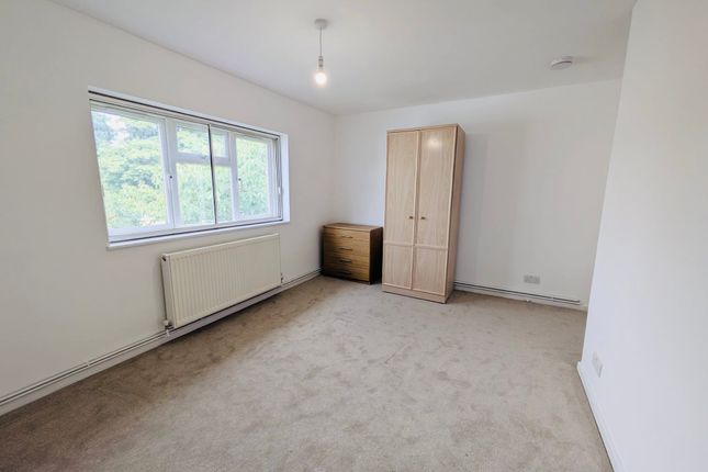 72, Crawley photo 5