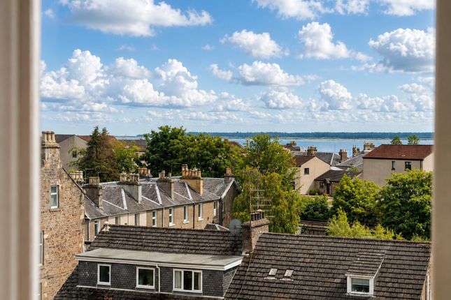 52, Whinny Brae, Dundee photo 4