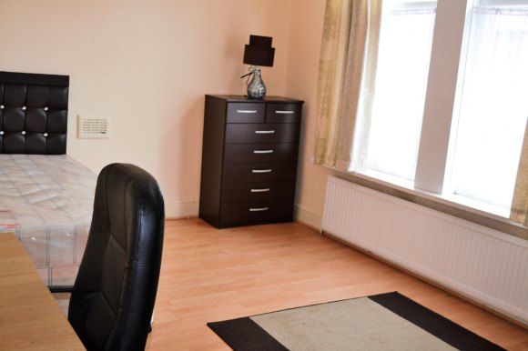 Upstairs Frontroom Pic 5.Jpg