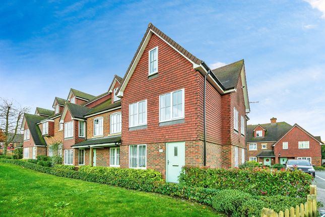 Thumbnail Flat for sale in Springfield Close, Salfords, Redhill