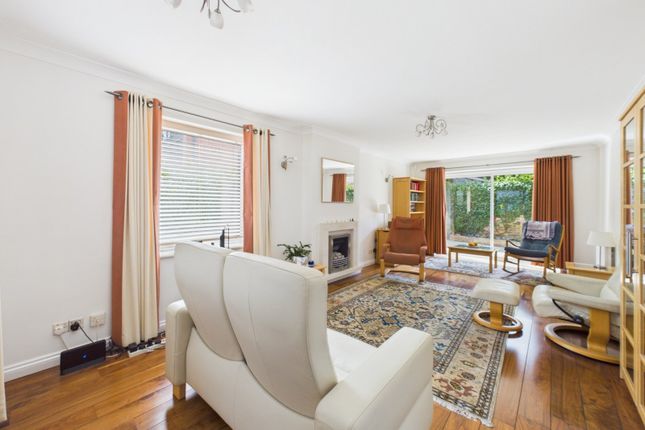 25, Chiltern Avenue, Buckinghamshire photo 2