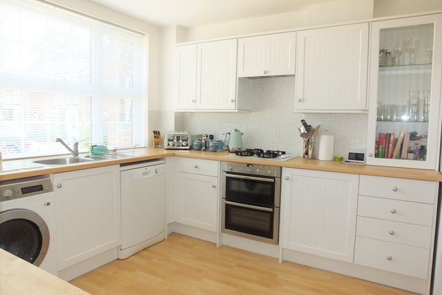 11 Brooklyn Close, Woking photo 4