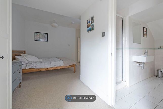 Flat, Bedford Hill Balham, London photo 5