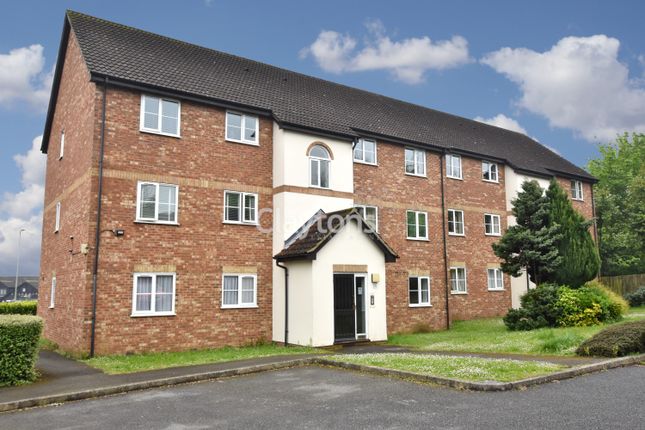 Thumbnail Flat to rent in Harlech Road, Abbots Langley