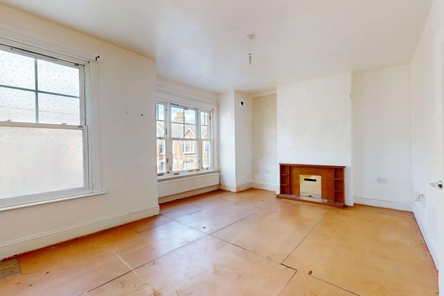 Flat A, 51 Midmoor Road, London photo 3