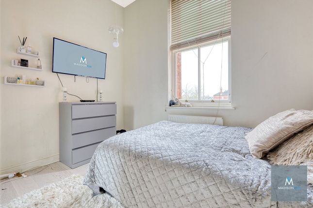 Flat for sale in Richmond Drive, Woodford Green, Greater London