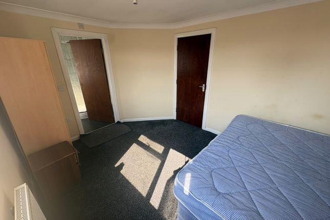 4 Herbert Road, Southall photo 2