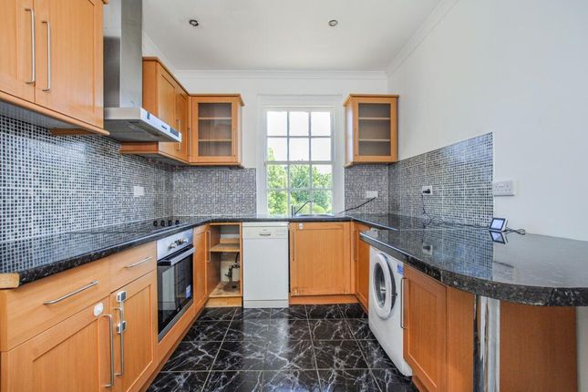 8, Park Lawn, Farnham Royal photo 3