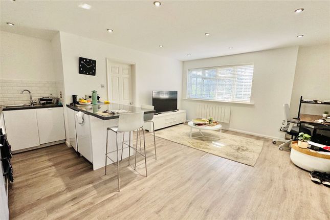 19, Fairway Heights, Surrey photo 2