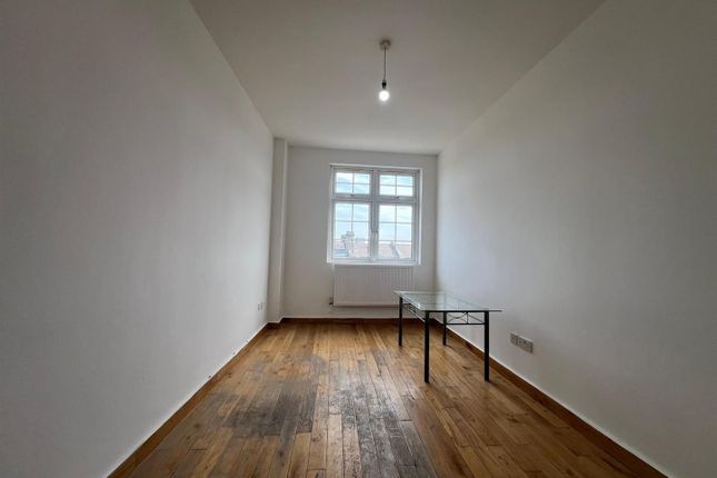 Flat 2, 137-139, Stoke Newington Road, London photo 4