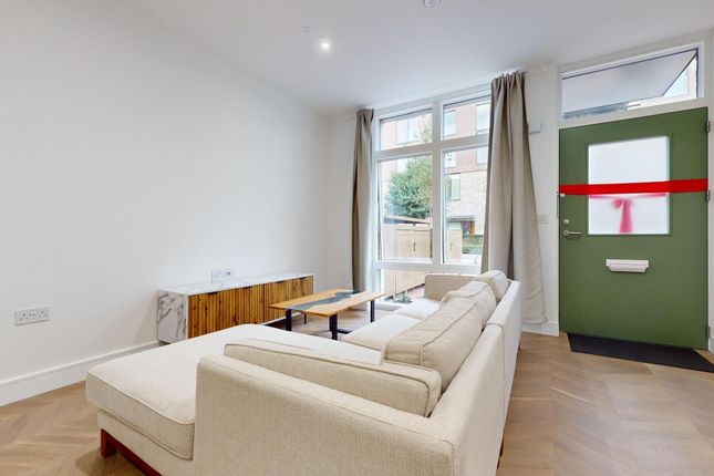 33 Handley Drive, London photo 3