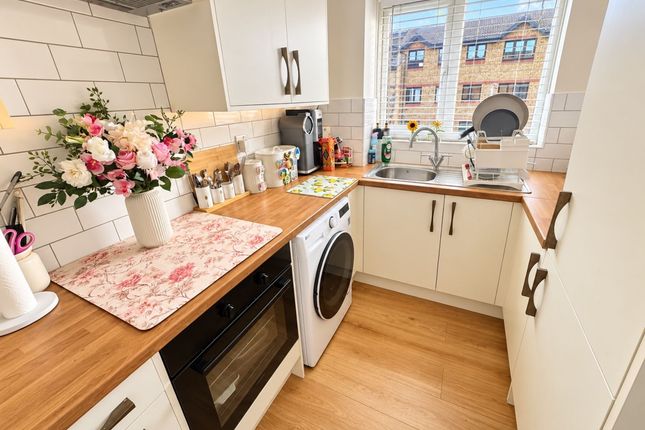 75 Vignoles Road, Romford photo 3