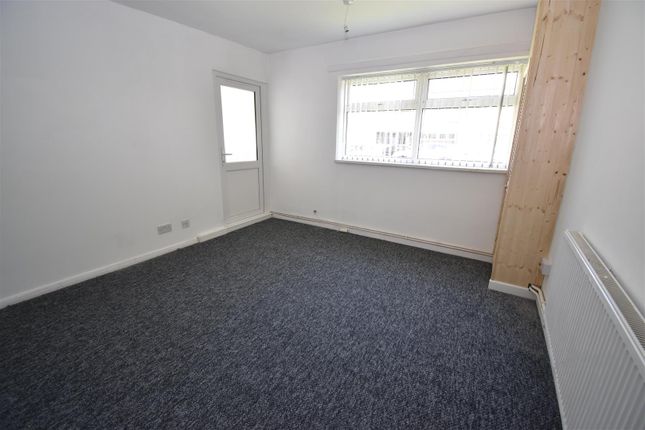 20, Upper Ride, Coventry photo 2