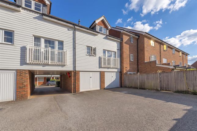 1-bed flat on 32, Hambrook Road, Snodland, £225,000
