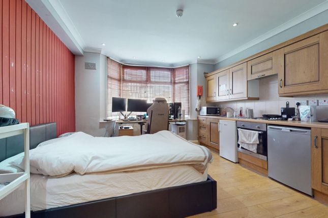 Flat 1 199, Gunnersbury Lane, London photo 3