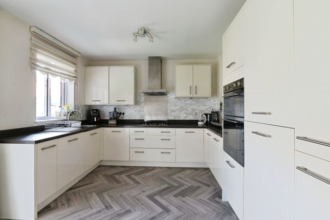 27, Mundells Drive, Basildon photo 4
