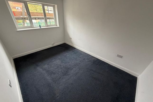16, Byron House, Oldham photo 4