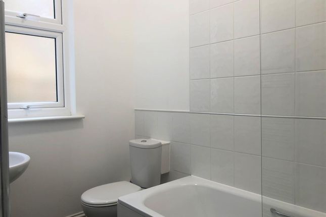 Flat to rent in Lyndhurst Avenue, Margate