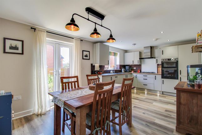 2, Castle Crescent, Pontefract photo 2