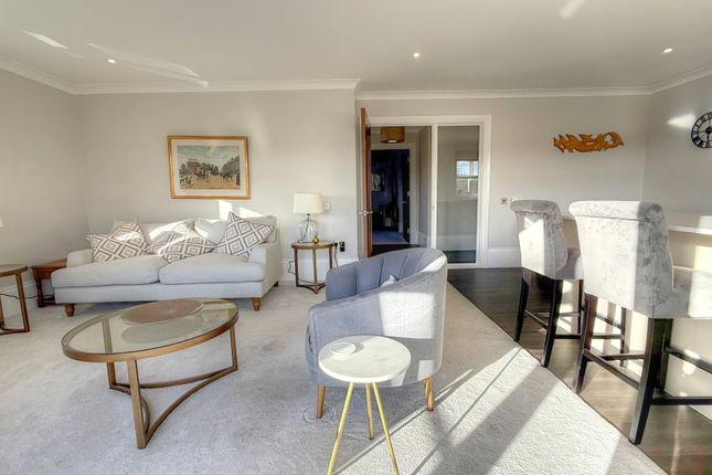 4 Blenheim Court, Farnham Road, Liss photo 4