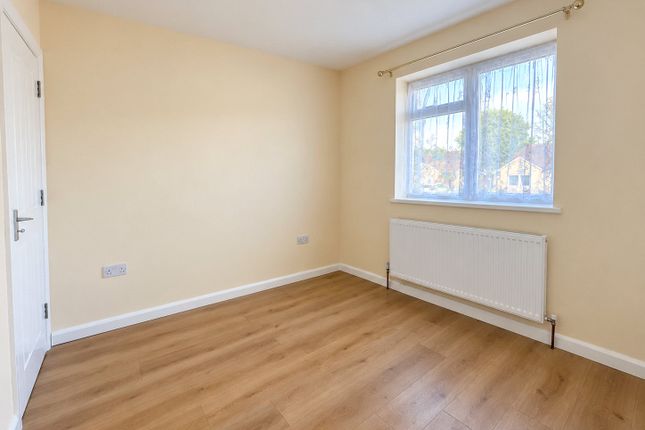 20, Oak Way, Greater London photo 5