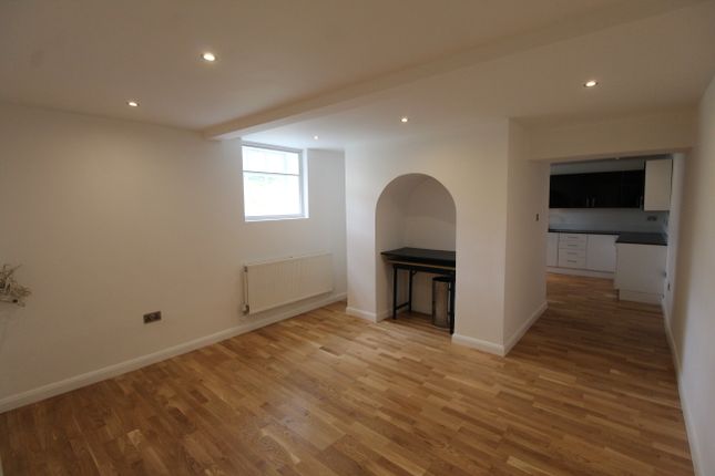 Duplex to rent in London Road, Isleworth