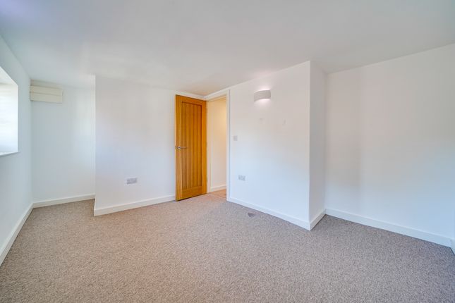 Flat to rent in Lower King Street, Royston