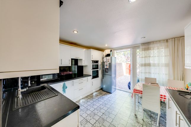 55, Erskine Crescent, Greater London photo 2
