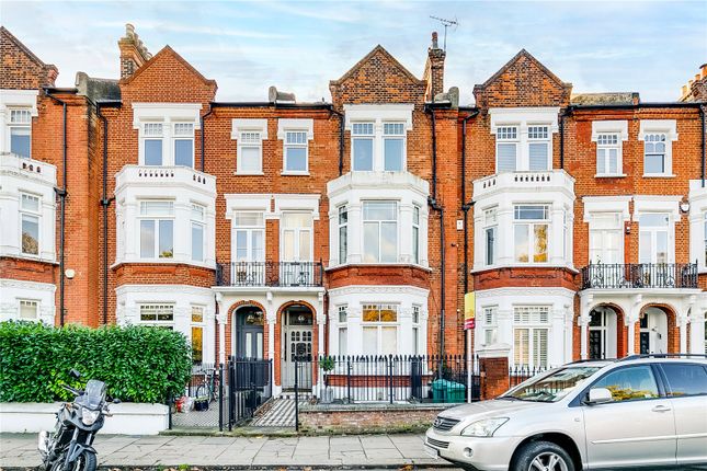 Flat for sale in Clapham Common West Side, London