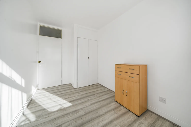 Maisonette to rent in Bowling Green Row, London