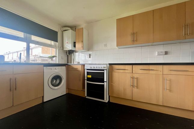 111 Arrow Close, Luton photo 2