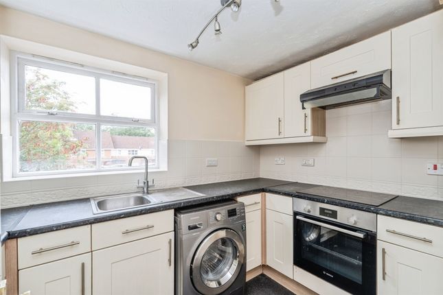 37, Watts Close, Southampton photo 4