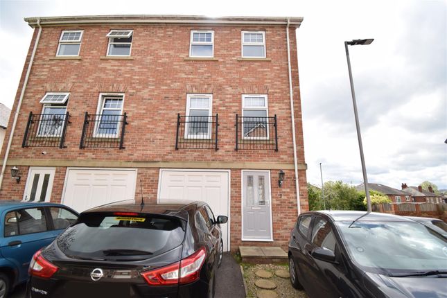 Thumbnail Town house to rent in The Courtyard, Wakefield