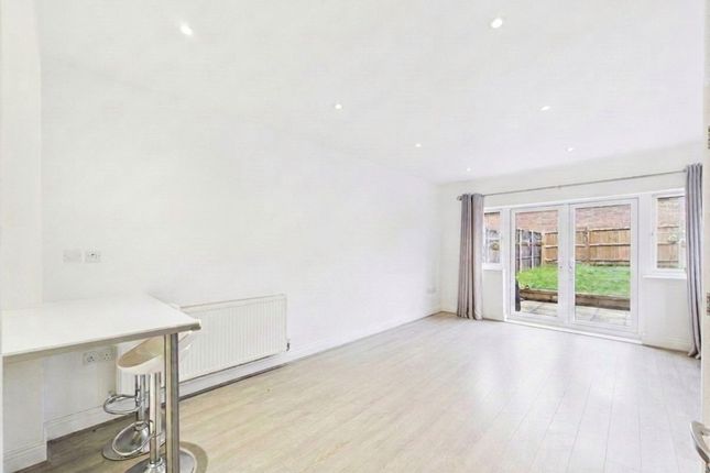 10 Ash Close, Banstead photo 2