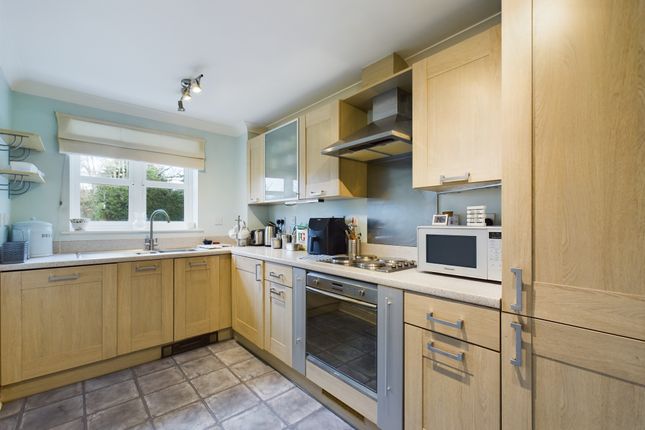 Flat for sale in The Crescent, Mortimer Common