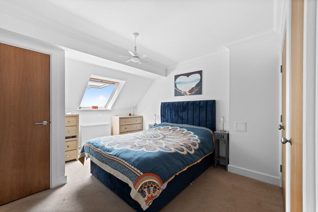 12, Tupwood Gardens, Caterham photo 4