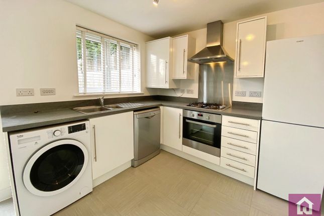 28, Peak Forest Close, Greater Manchester photo 3
