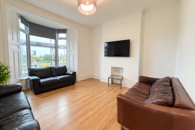 Room 9, 104 Bryn Road, Swansea photo 4