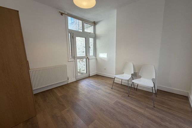 Replingham Road Southfields, London photo 4