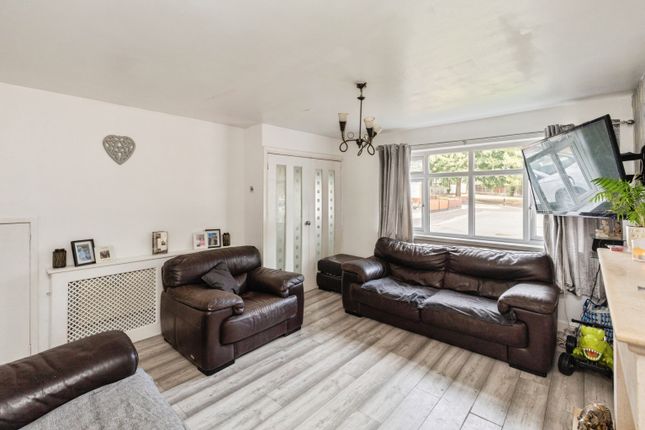 22, Suffolk Grove, Leigh photo 4
