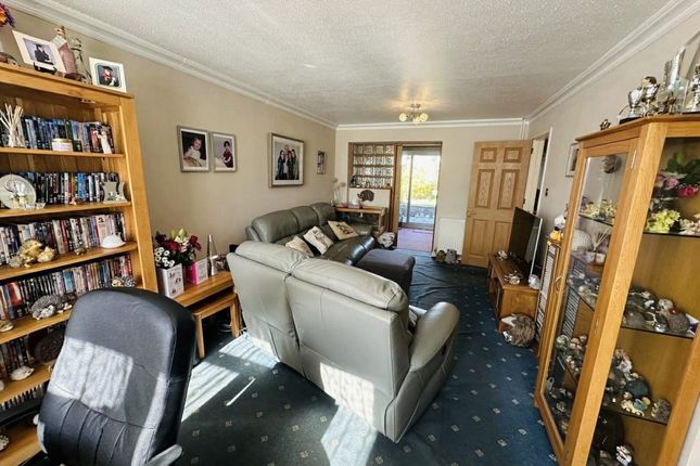 37, BROWNING CLOSE, THATCHAM photo 5