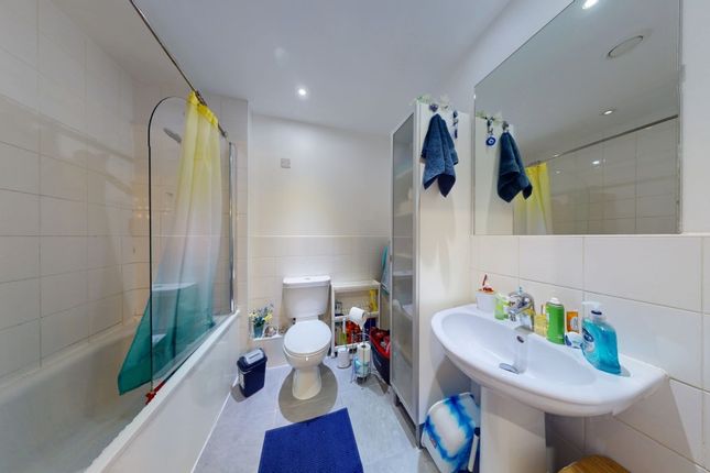 91, Williams Way, Wembley, Middlesex photo 4