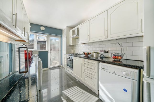 25, Ivy Gardens, Mitcham photo 4