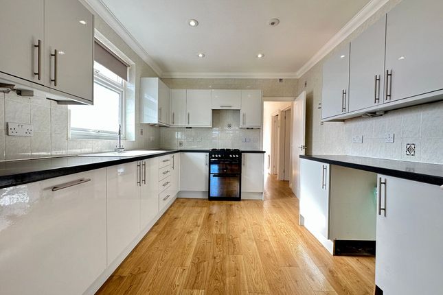 121 Kennel Lane, Billericay photo 2
