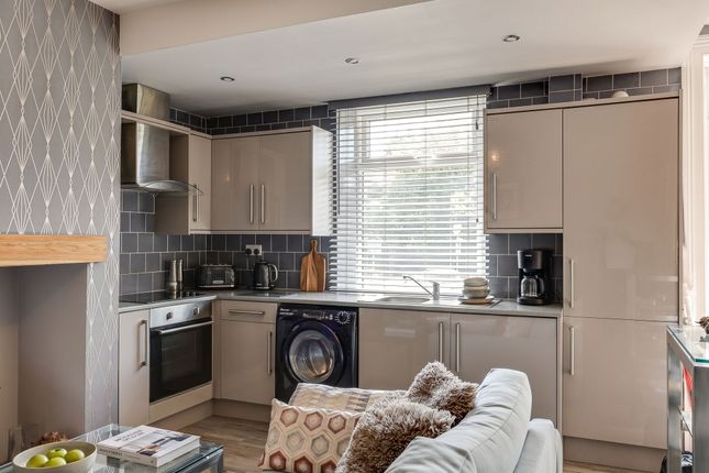 201 White Lee Road, Batley photo 4