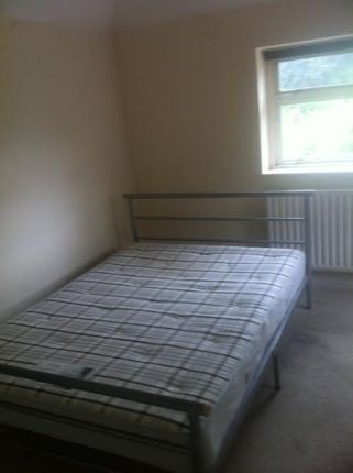 19, Stoke Hills, Farnham photo 3