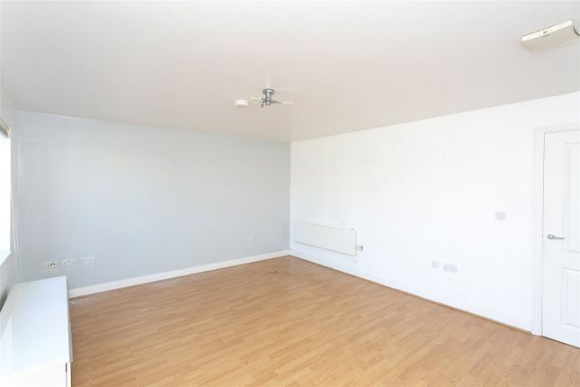 Maisonette to rent in Hollingsworth Mews, Watford