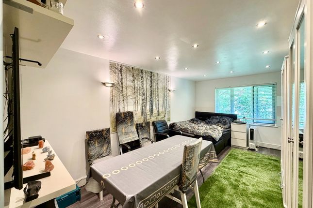 36 Gatting Close, Pavilion Way, Edgware photo 2