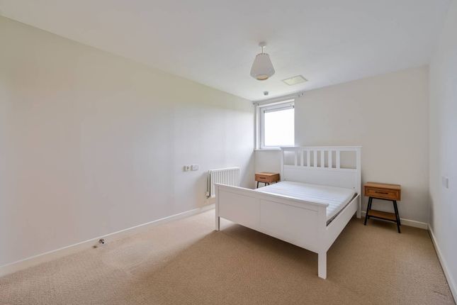 Flat to rent in Tidlock House, Thamesmead, London